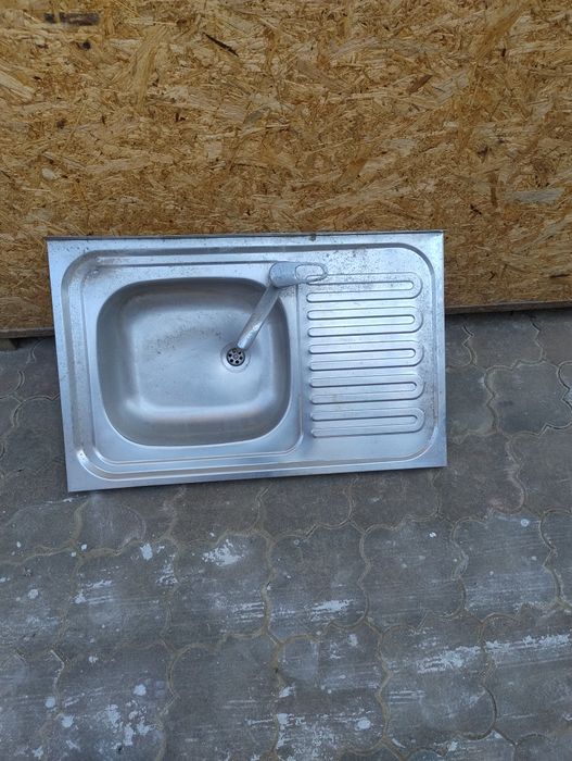 Vând chiuveta de inox.