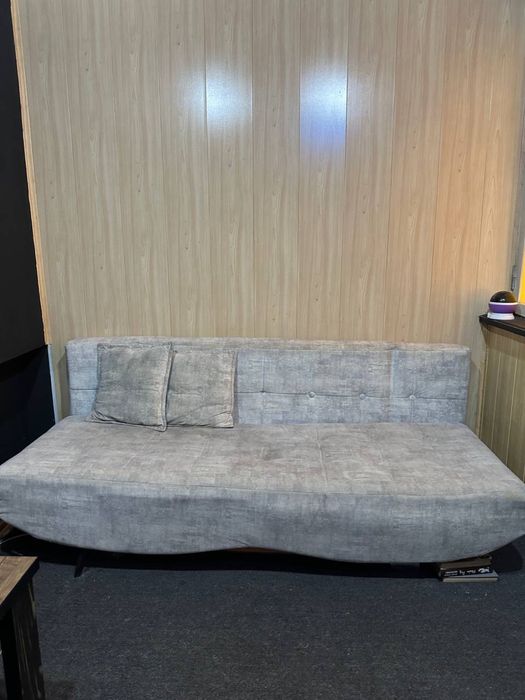 Срочно продается диван - раскладывается в кровать