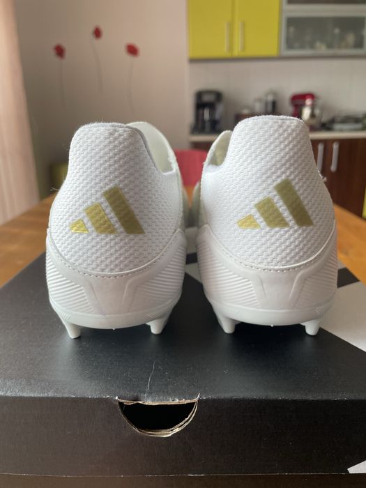Ghete fotbal Adidas , Noi !