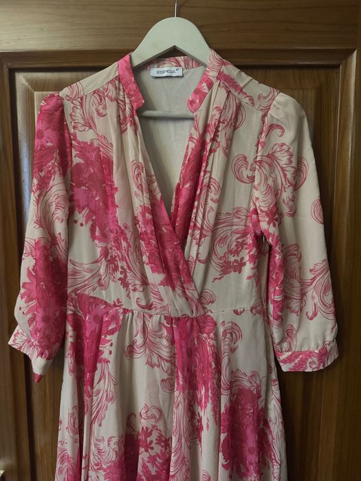 Елегантна розова рокля в розов цвят