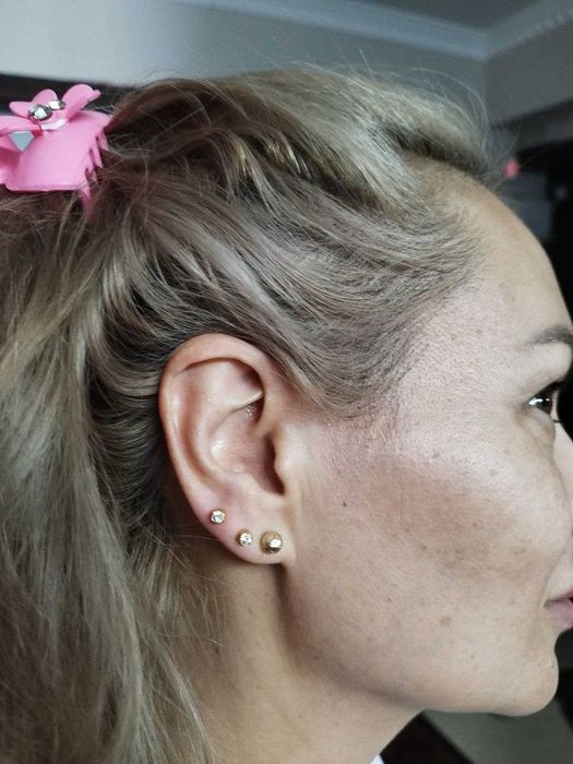 прокалываю ушки деткам и взрослым пистолетом.