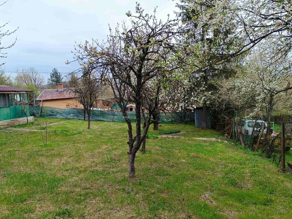 Уютна вила с голям двор и овощна градина в с. Макоцево