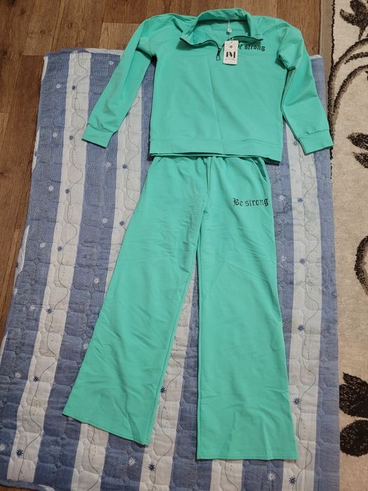 Продам спортивный костюм