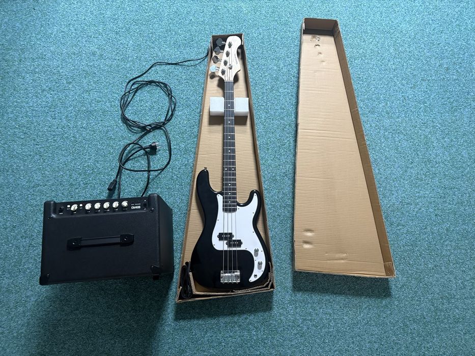 Срочно продам бас гитару и комбоусилителем