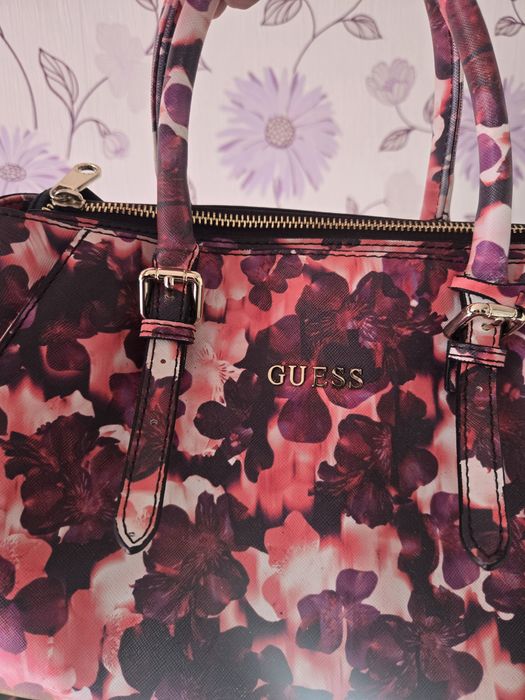 Чанта и раница Guess