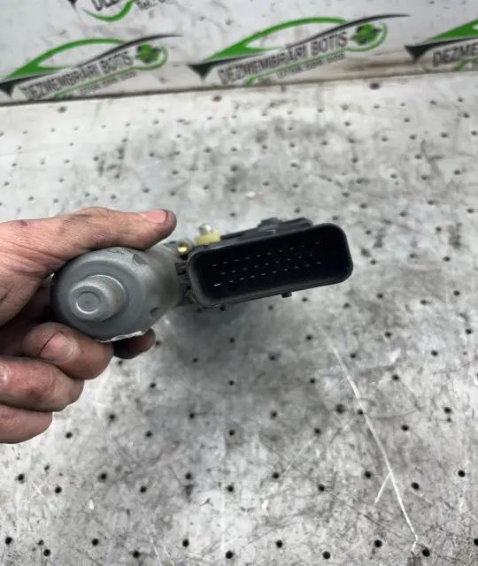 Motoras macara geam fata stanga Volkswagen VW Passat 2002