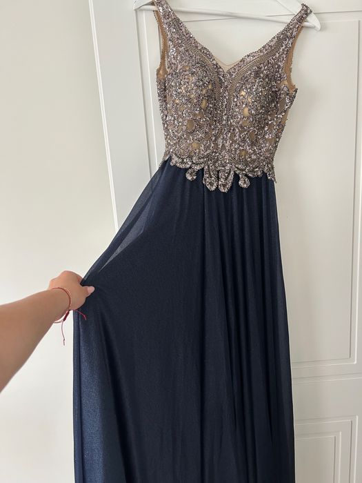 Продавам дълга официална рокля