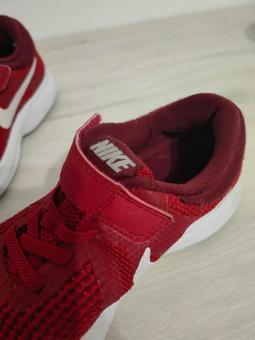 Маратонки NIKE Revolution 4