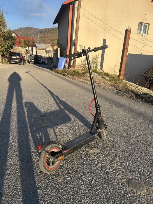 Vând trotineta siver in stare impecabila !!!