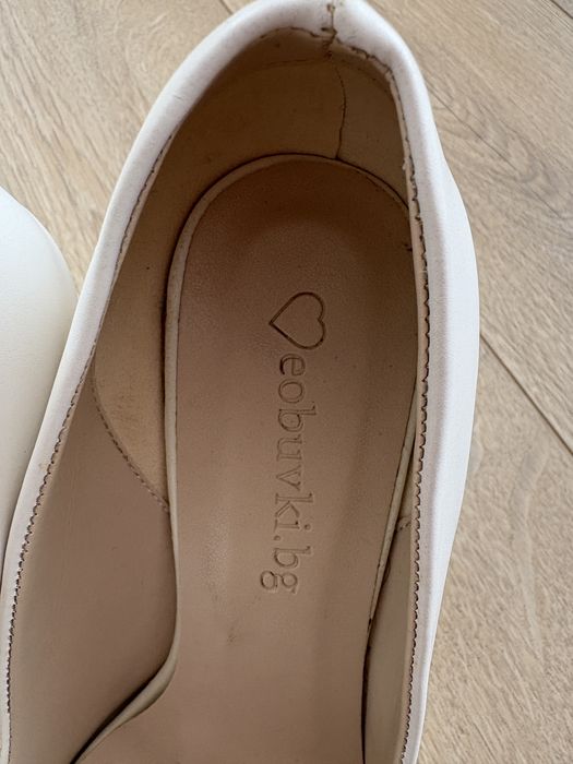 Бели кожени обувки