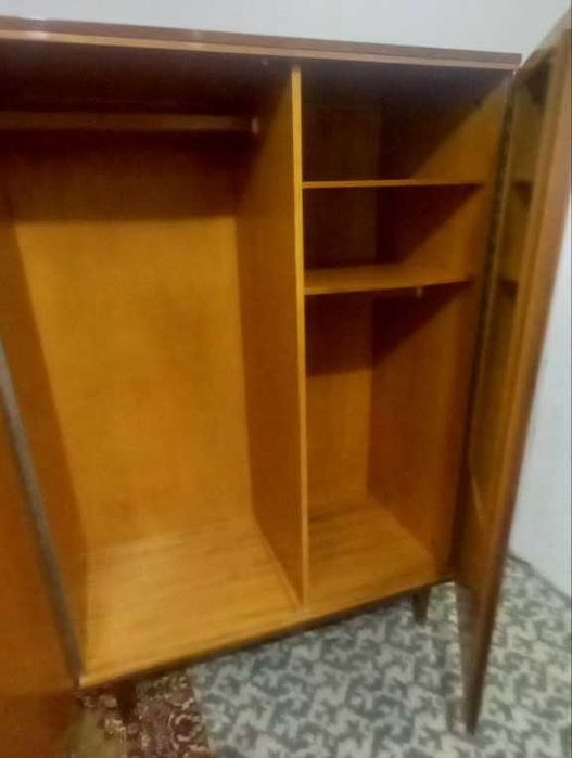 Продам шифоньер деревянный двухдверный румынский