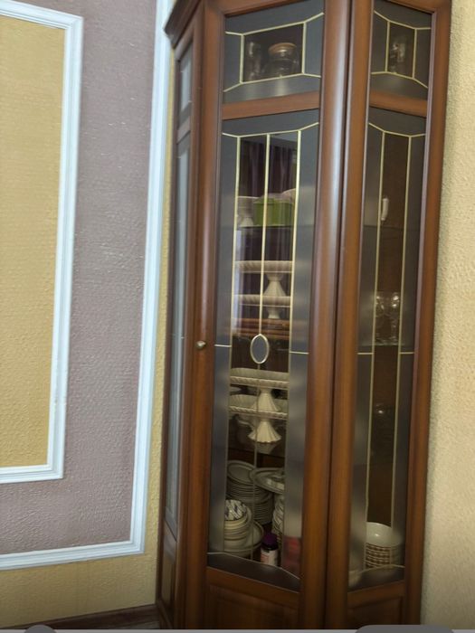 Продам угловой сервант