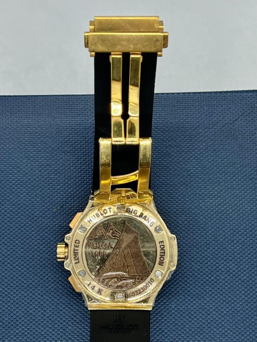 Часы Hublot золотые с бриллиантами