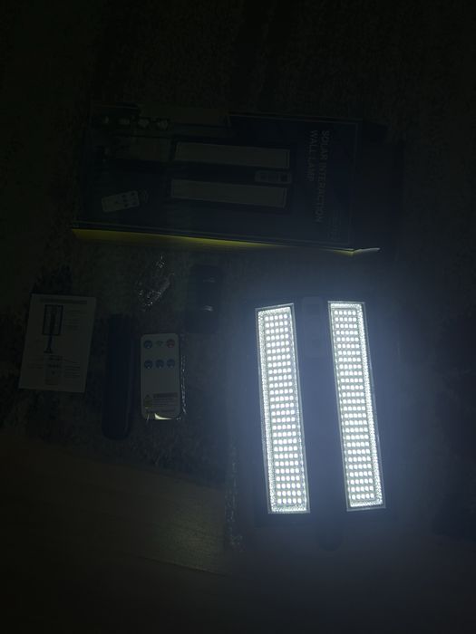 Lampă solară LED de perete cu telecomandă și senzor de mișcare