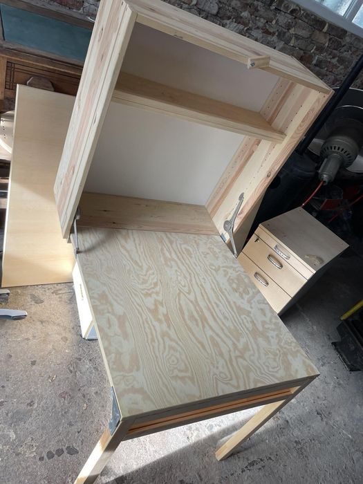 Шкаф със сгъваема маса