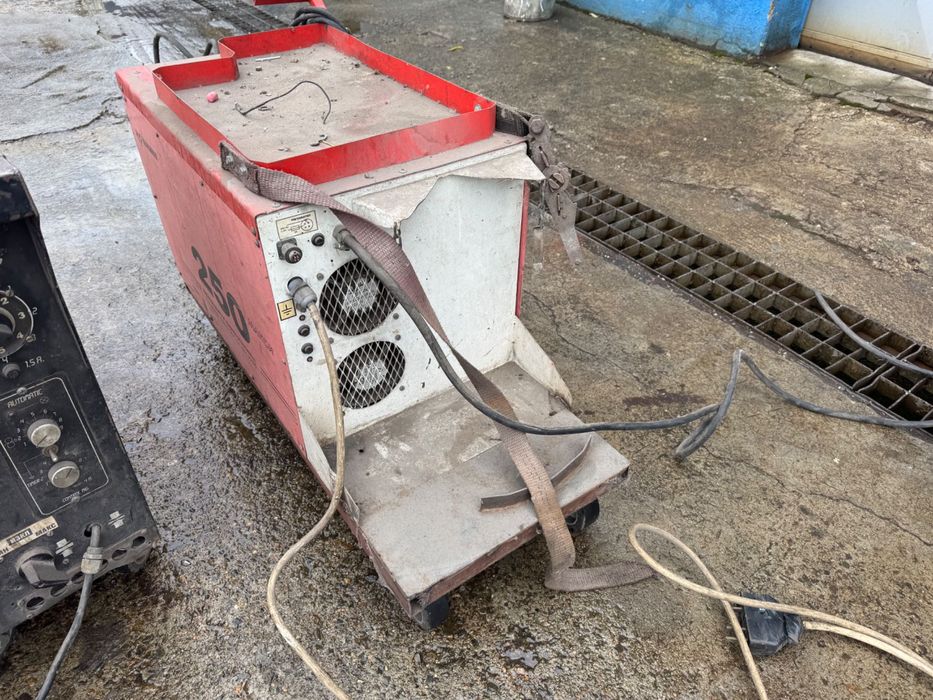 Трифазен заваръчен полуавтомат Максимал 250 МИГ/МАГ