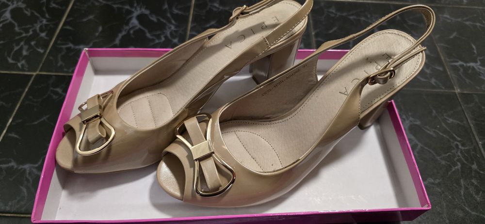 Sandale elegante din piele lăcuită cu toc