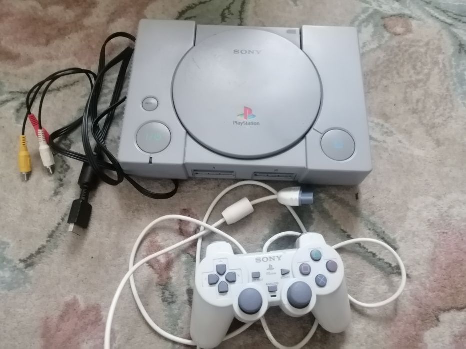 Sony PlayStation 1 с дисками игр