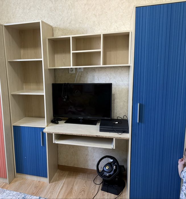 Көк түсті сабақ оқуға арналған үстелімен гарнитур сатылады