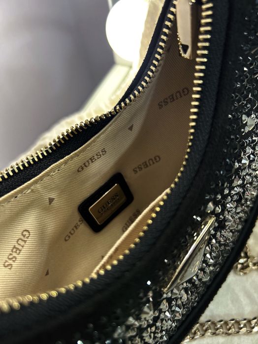 Лимитирана оригинална дамска чанта Guess с камъни