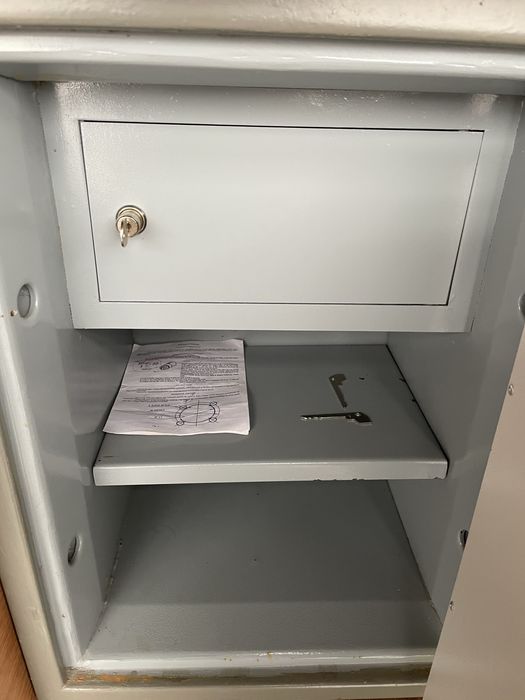 Сейф металлический , шкафчик для сейфа