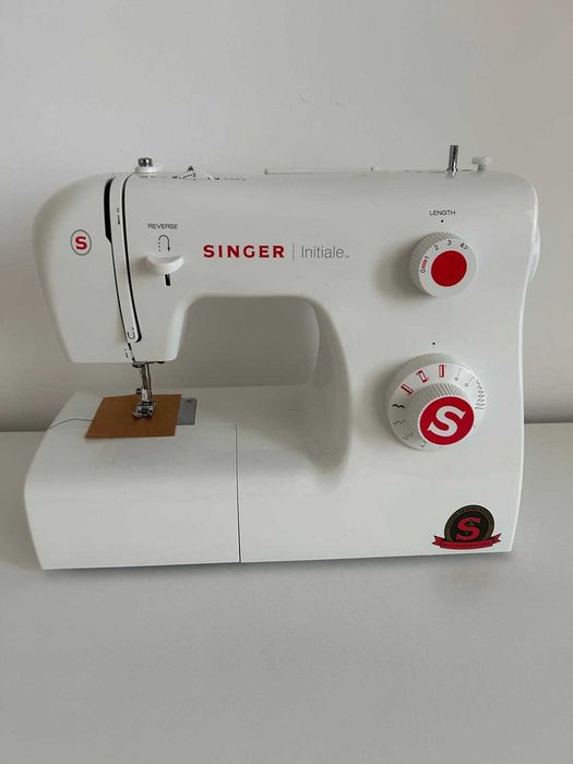 Masina de cusut Singer Initiale 2250