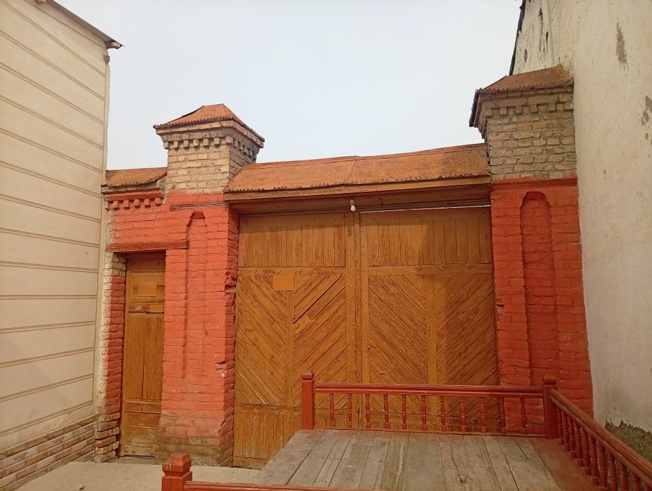 Шахар марказида яшаш, Коттеж куриш учун Ер хисобида ховли  сотилади..