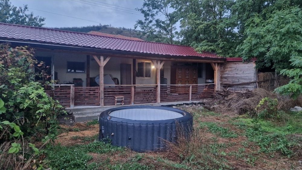 Casă nouă, teren 2200m2 în zonă liniştită şi retrasă, cu ieşire la râu