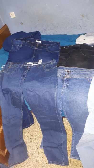 Джинсы разных цветов, джинсовые юбки.