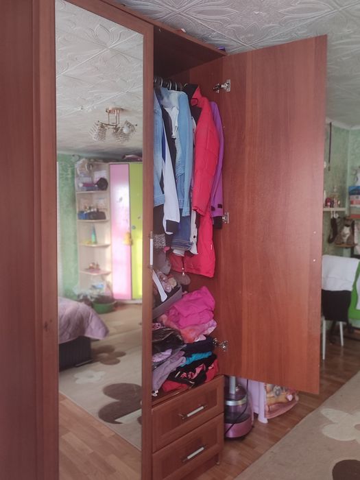 Шкаф угловой вместительный