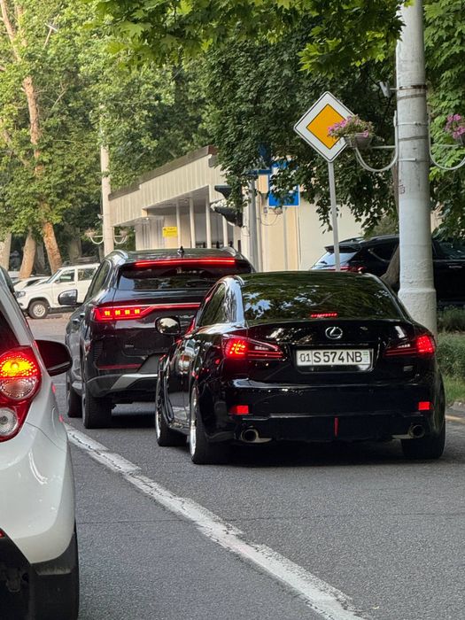 Lexus is F 3UZ dvigitel V8