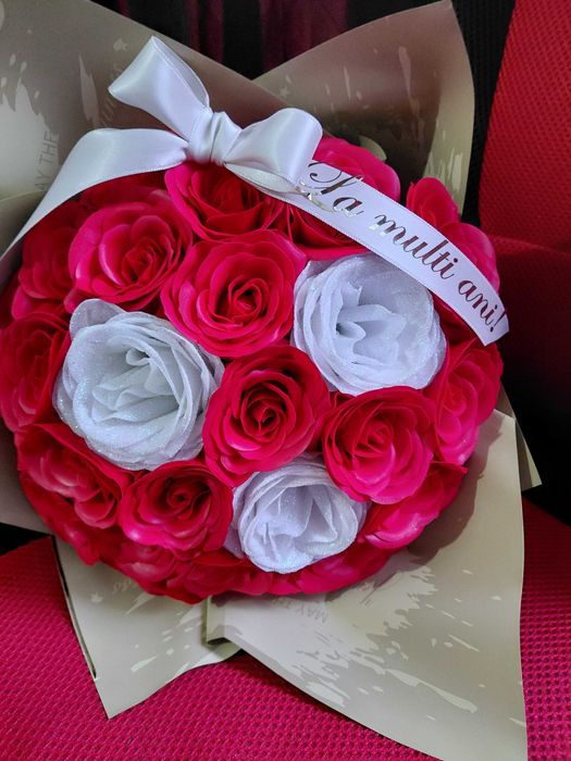 Buchete din trsndafiri de sapun si cu sclipici