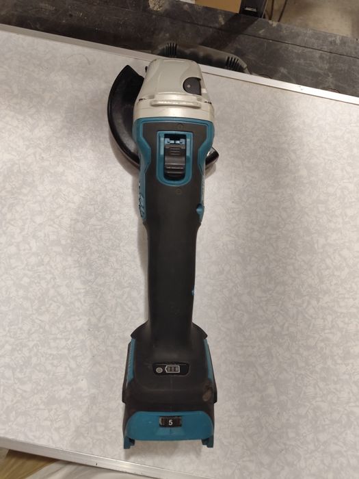Безчетков акумулаторен ъглошлайф Макита Makita DGA511 като нов регулир