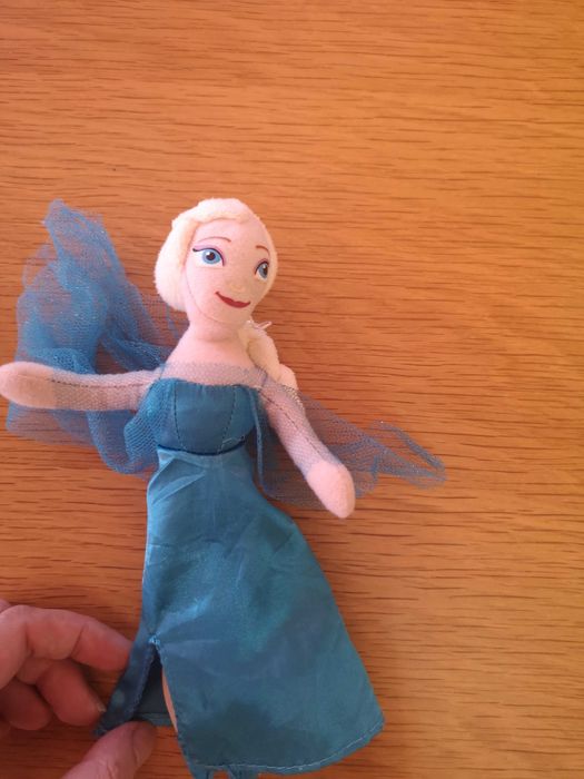 Елза и Ана/Frozen,Замръзналото -кукла,кутия,светеща пръчка,нова чанта, пончо