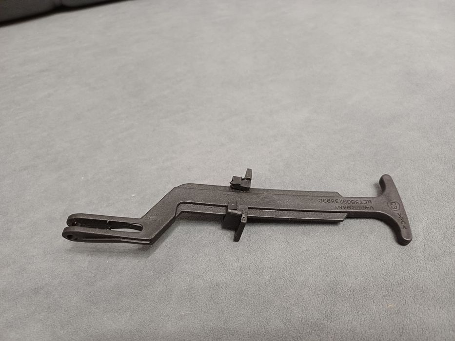 Ручка фиксатор капота Passat B5