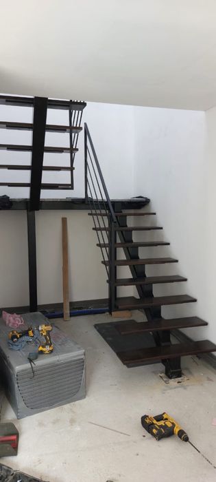 Scari interioare cu trepte din lemn