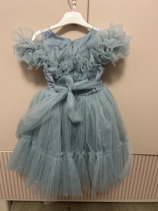 Детска официална рокля.Носена е само веднъж