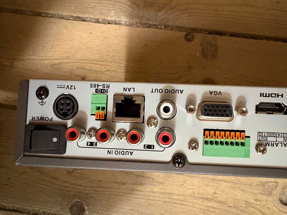 DVR Hikvision DS-7204HUHI-K1 8 canale IP, 4 canale Turbo HD H.265+ folosit 3 luni stare ca nou