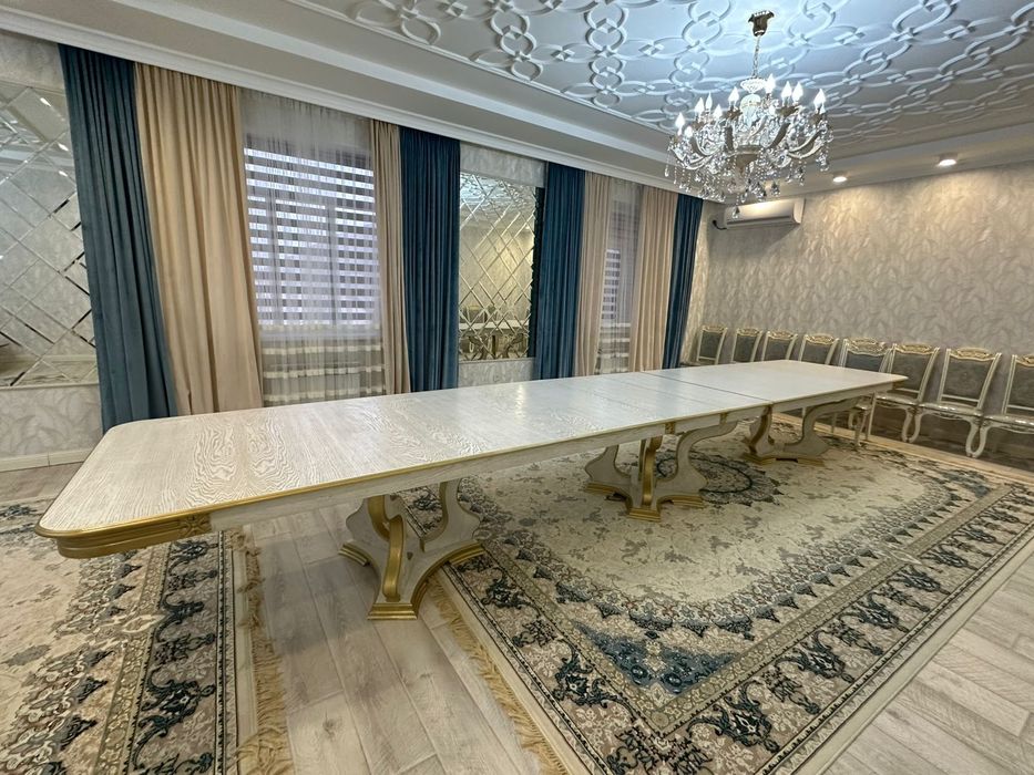 Гостевой стол в отличном состоянии