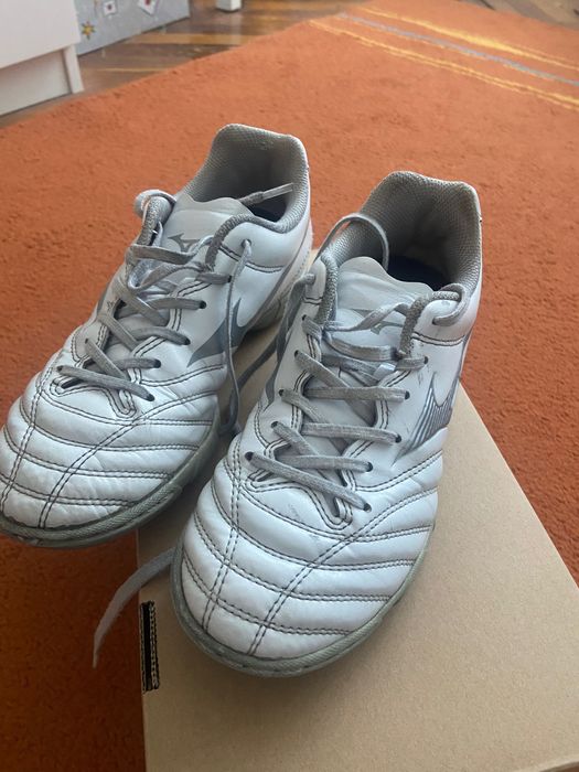 Продавам футболни обувки