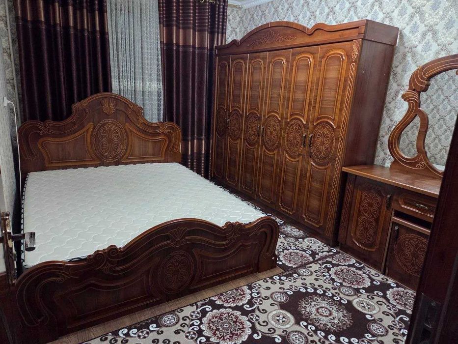 Спални мебел (гарнитур) сотилади
