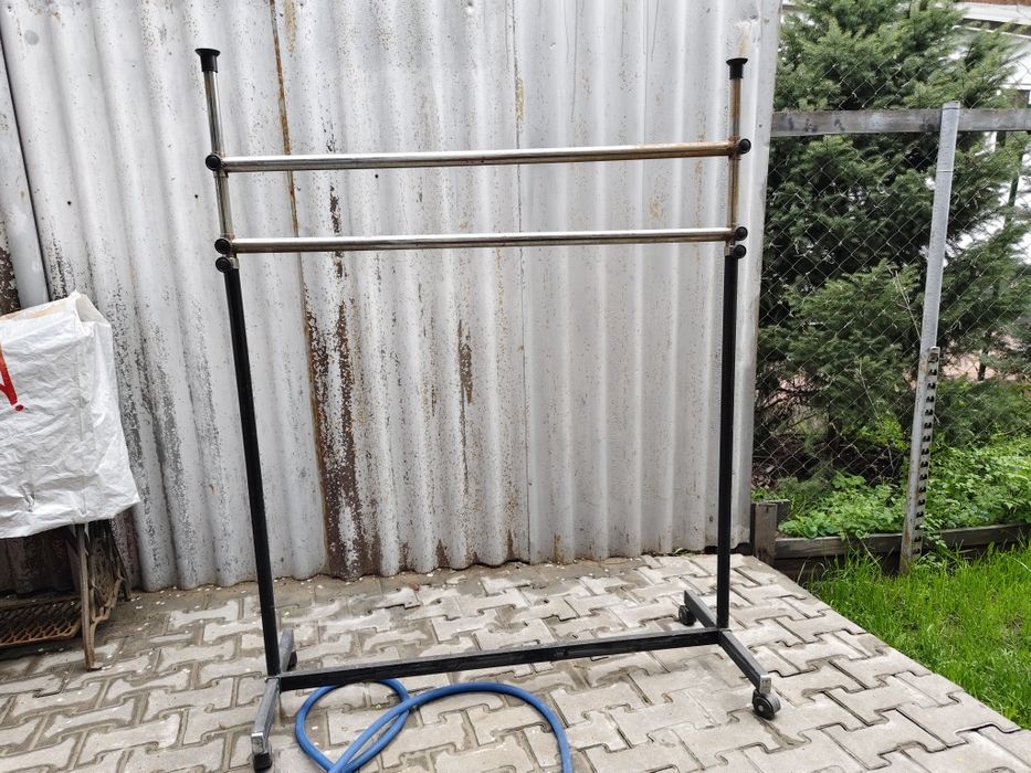 Стойка вешалка на колесиках