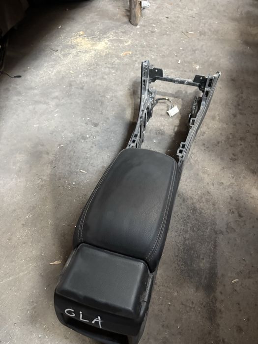 Подлакътник Mercedes GLA