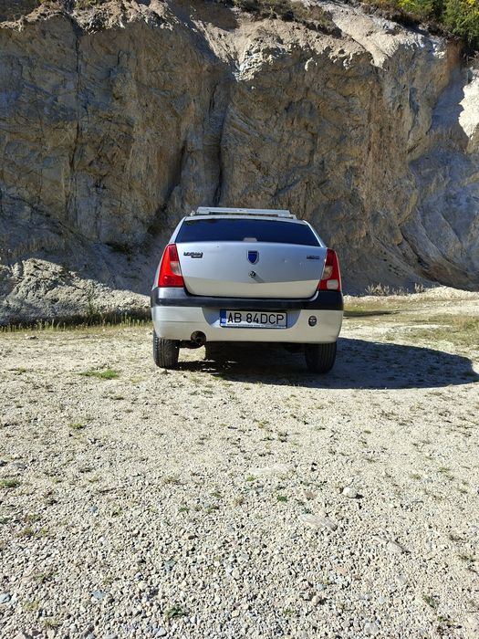 Vând Dacia Logan