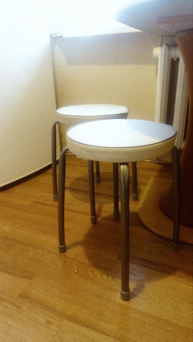 Стол, диван и стулья в кухню