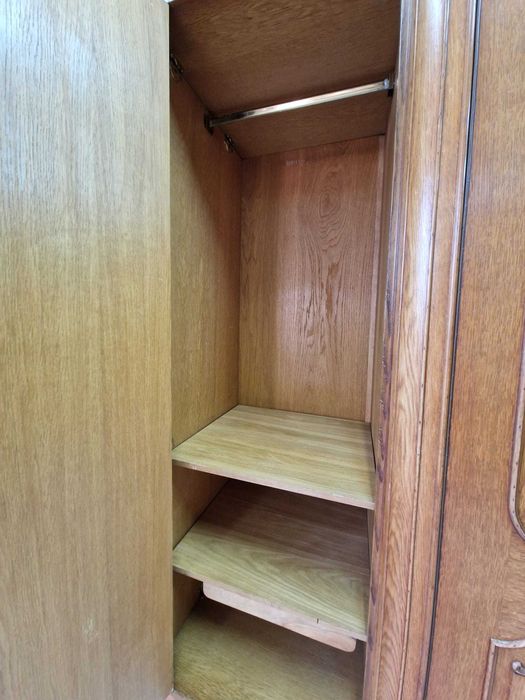 Четирикрилен дъбов гардероб с елегантна орнаментика