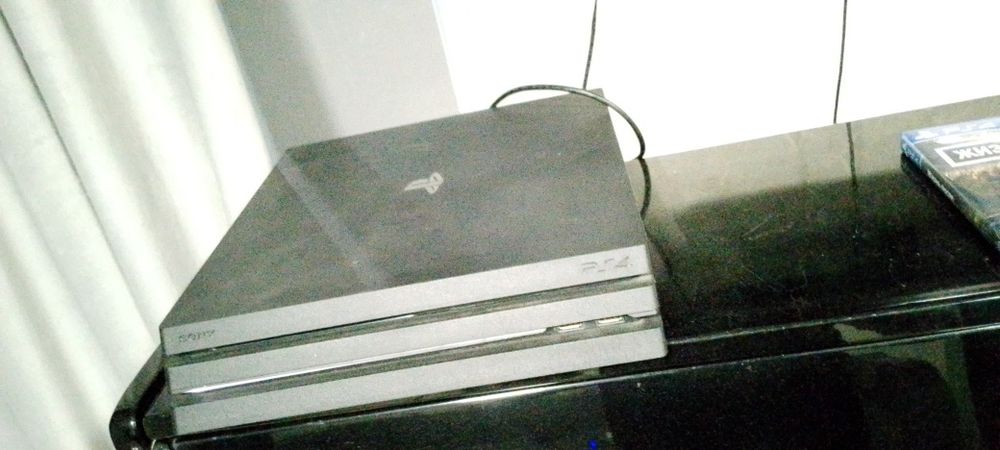 PlayStation 4 PRO в отличном состоянии
