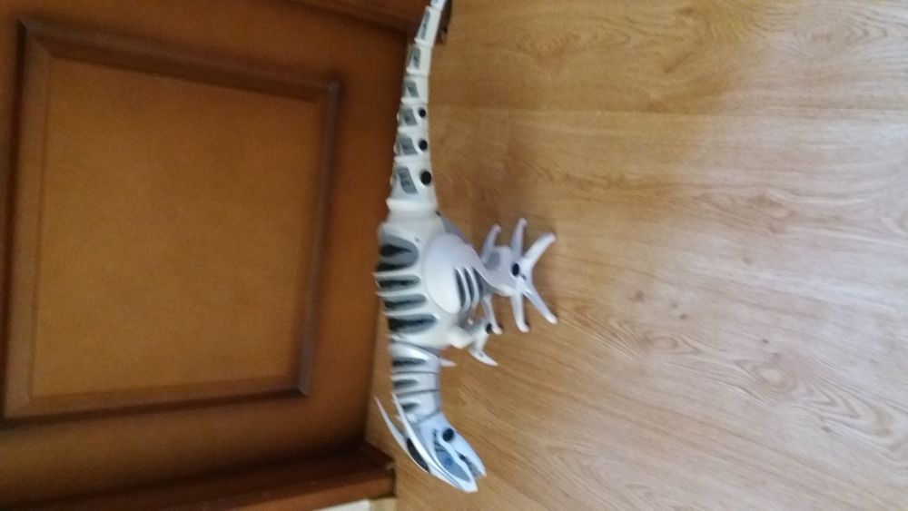 Движещ се и ръмжящ Дино