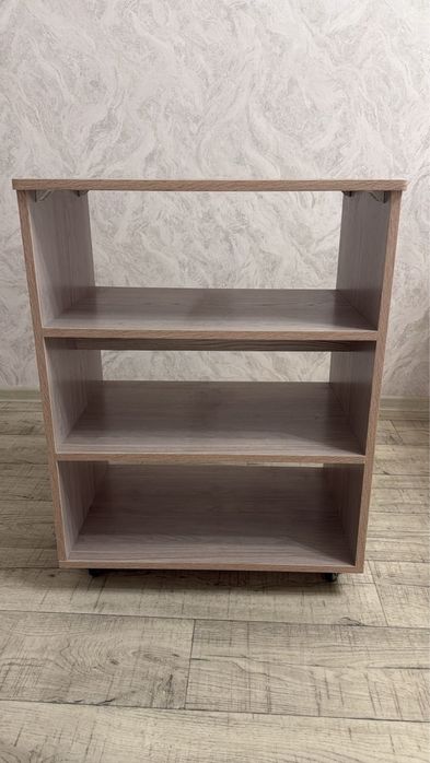 Шкаф для вещей, стол и тумба