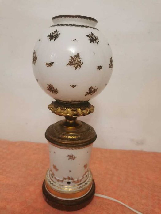 Veioza portelan cu ornamente din bronz